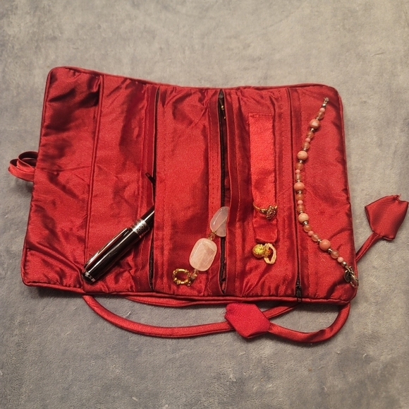 0477. Red Satin Embroidered ♥️ 😍 Jewelry Roll ~ - Picture 5 of 8
